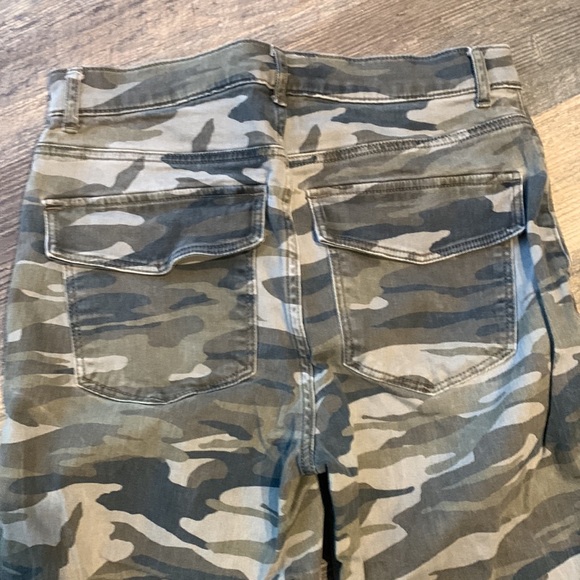 Express Camo Pants. Size 4. - Picture 2 of 6